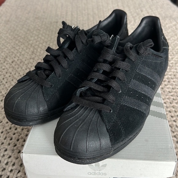 Custom Adidas - Picture 2 of 5